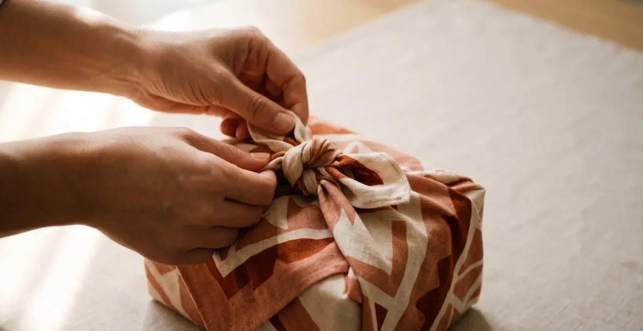 Cadeau emballé dans un tissu coloré selon la technique japonaise du Furoshiki