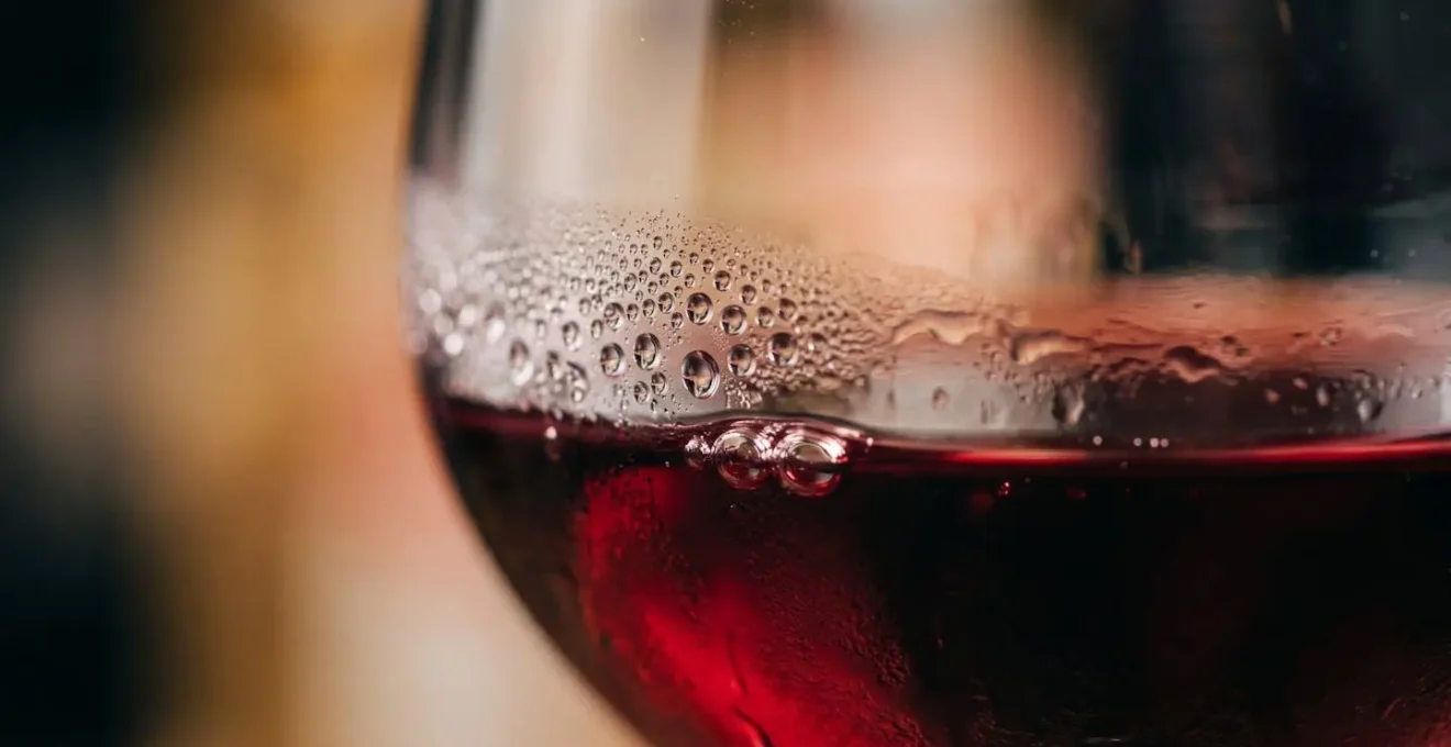 Détails rapprochés de verres de vin à différentes températures illustrant l'importance du service approprié