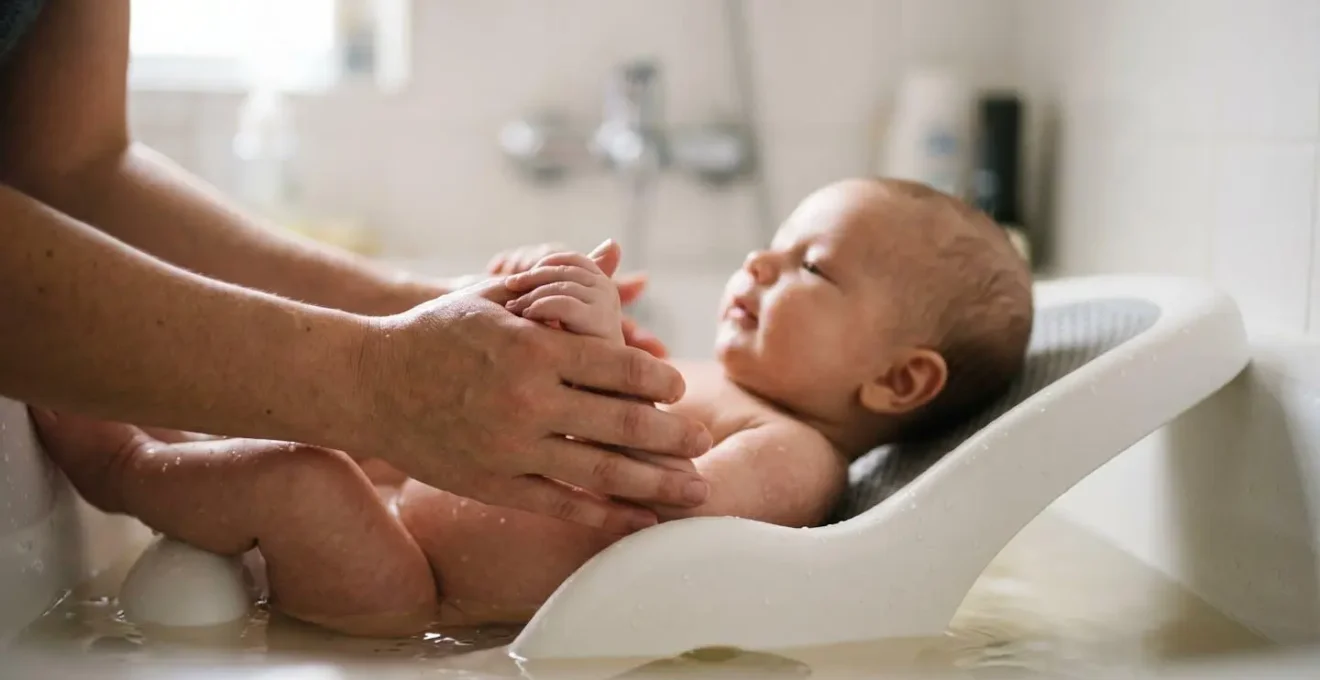 Accessoire de bain ergonomique conçu pour le confort simultané du bébé et du parent